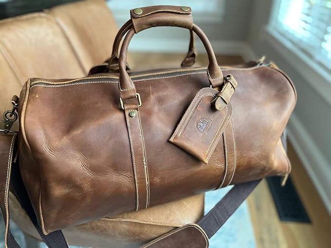 Mullis Mercantile Leather Weekender Bag, an ideal men's classic. Perfect for overnight stays, full-grain leather, a retro design, gym, and a YKK zipper, brown. (22 inch Vintage Leather Duffle)